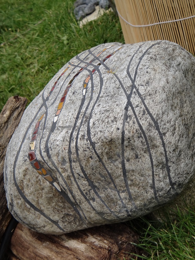 Kleiner Granitfindling mit Mosaikintarsien