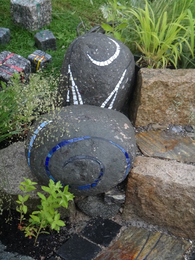 Das Yin und Yang auf brassisch Zwei Findlinge mit Mosaikintarsien
