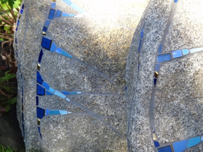 zwei Steine mit blauen Mosaikintarsien