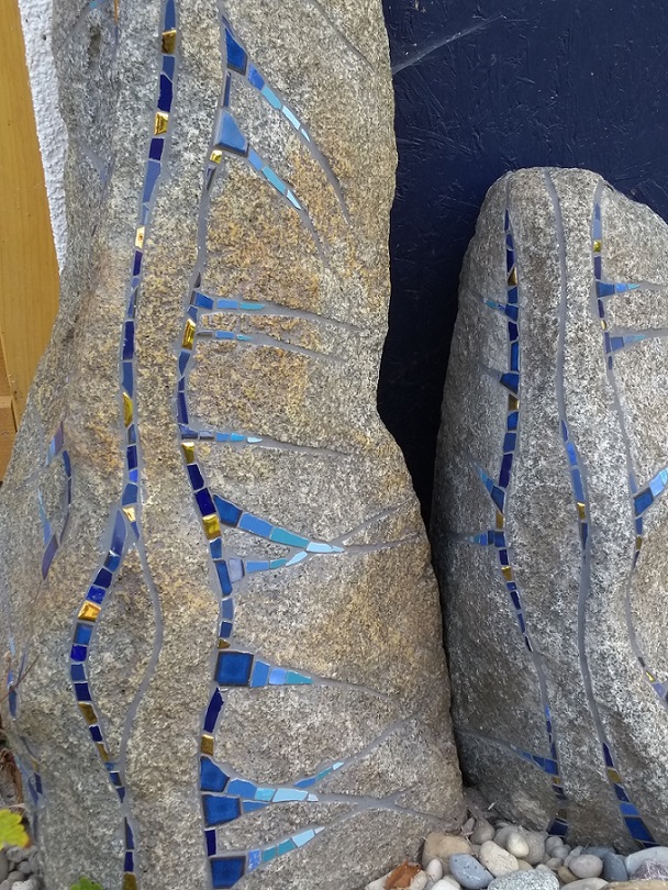 Die zwei Blauen zwei Steine mit blauen Mosaikintarsien